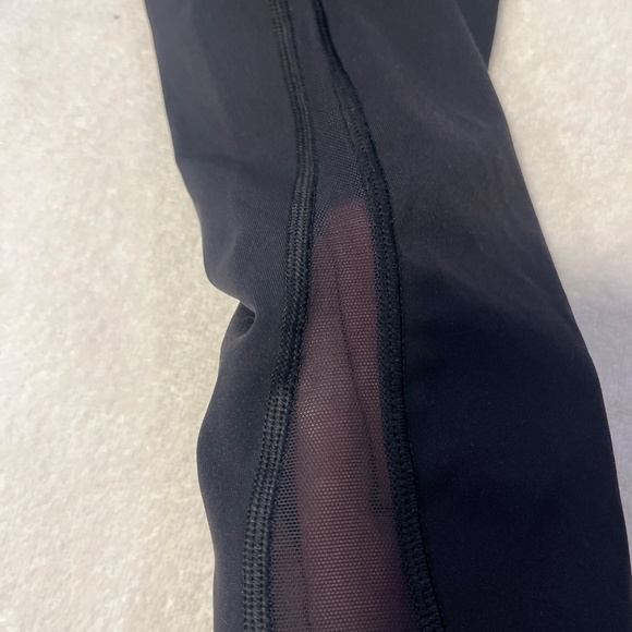 Lululemon capri with mesh size 4 - Picture 3 of 3